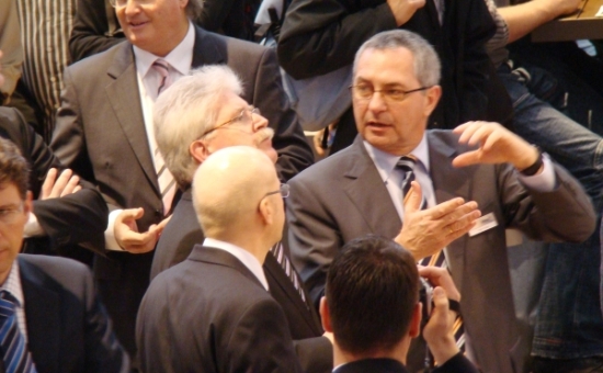 Wirtschaftsminister besucht ERLUS am Stand